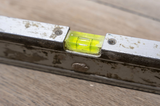 使用泡沫施工水平躺在瓷砖地板上图片下载