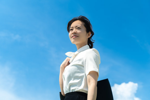 一个去销售的女员工，却不输给炎热的夏天图片下载