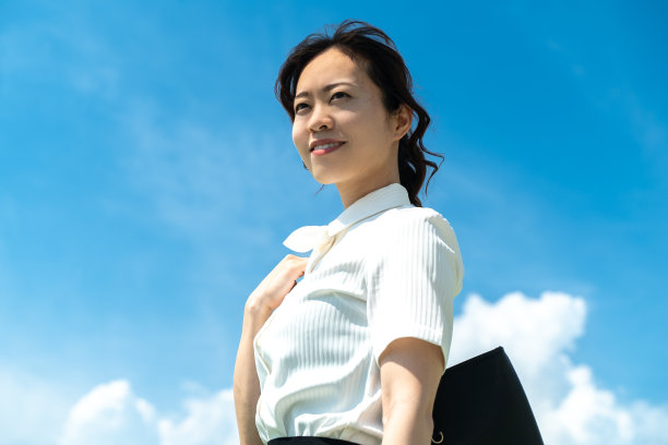 一个去销售的女员工，却不输给炎热的夏天图片下载