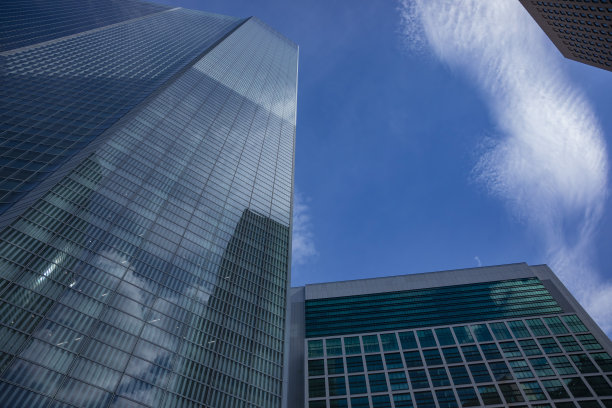 一片云彩反射出商业城的建筑的广角镜头图片下载