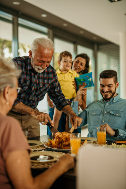 全家人聚在一起吃午饭图片下载