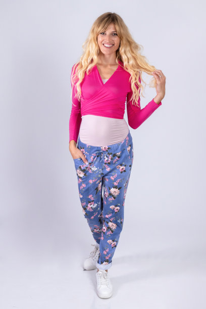 每个女人的衣橱里都应该有一点粉色图片下载