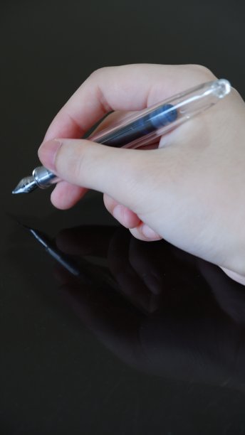 手持钢笔的特写图片下载