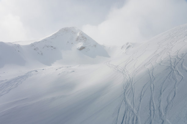 雪山蓝天。格鲁吉亚高加索山脉，古达乌里滑雪胜地。图片下载