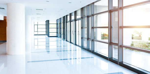 现代办公大楼里空荡荡的走廊图片下载
