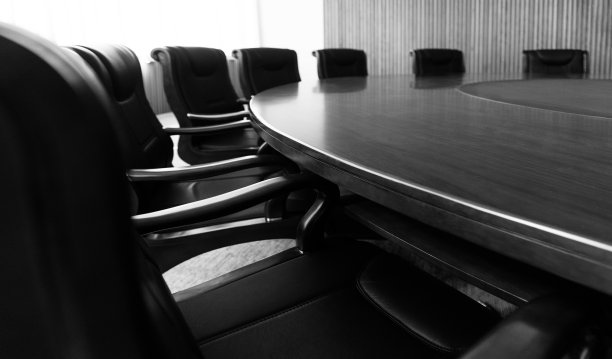 现代会议室的会议桌和椅子图片下载