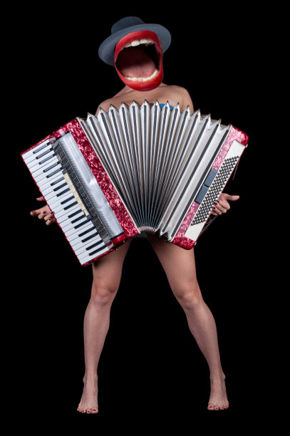 当代艺术拼贴。构成以年轻女子为首的女子口。漂亮的年轻性感的女人和手风琴。图片下载