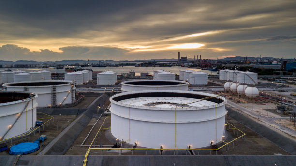 鸟瞰图石油码头工业设施，用于储存石油和石化产品，以进一步运输存储设施，石油石化产品的储罐在石油码头炼化图片下载