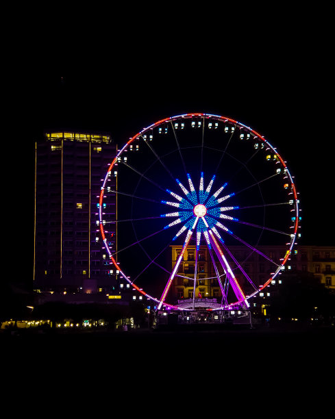 晚上在摩天轮前图片下载