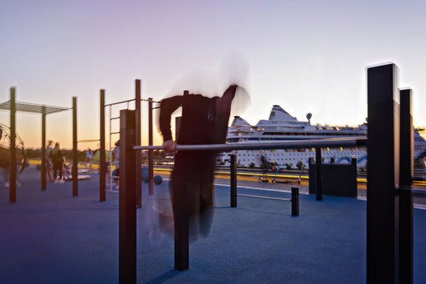 运动模糊男子在黑色衣服做俯卧撑运动吧在街头运动场地图片下载