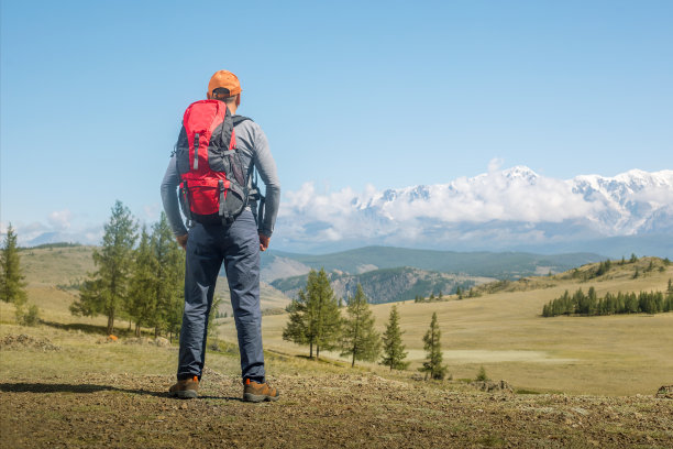 男子独自旅行背包徒步登山积极健康的生活方式冒险之旅。图片下载