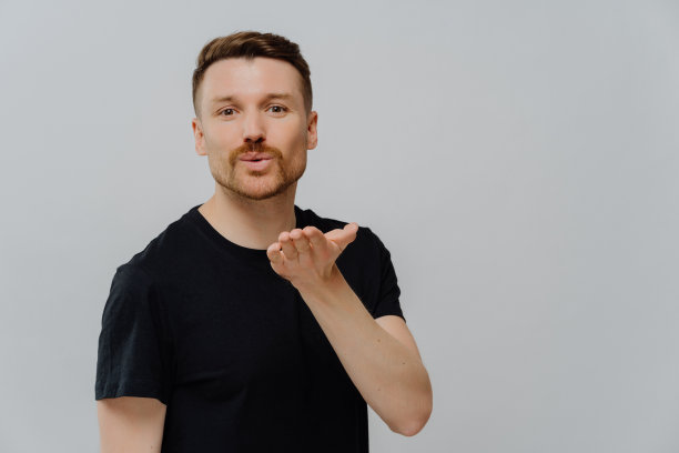 年轻英俊的小伙子在镜头前飞吻图片下载