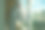 衣服在晾衣绳上晾干，背景是一扇带有城市风景的窗户。日常生活——白衣服晾在公寓阳台上。晾晒衣物的阳台图片下载