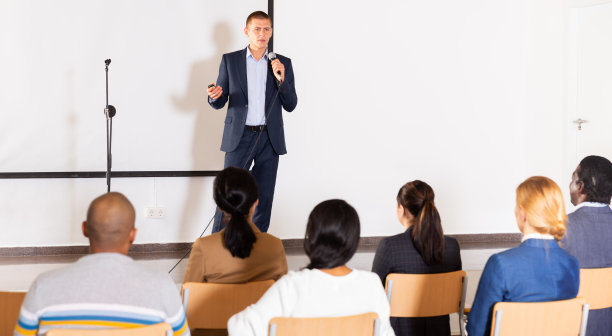 自信的讲师在研讨会上对商人讲话图片下载