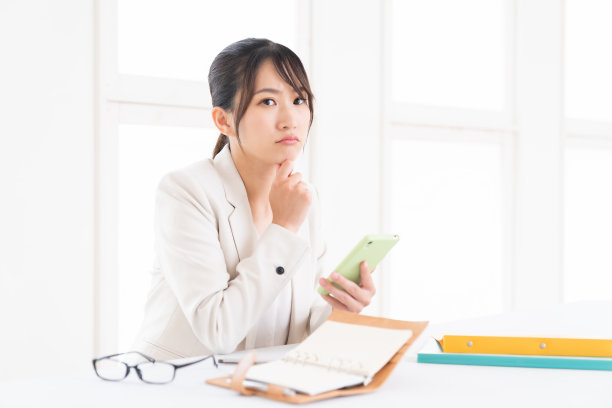 年轻的亚洲女性看到智能手机，会想，图片下载