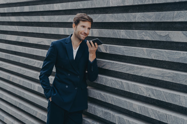 有胡茬、事业有成的成年男子用扩音器接听来电图片下载