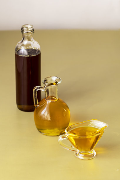 富含omega-3和维生素A, E, f的素食和减肥食品的概念南瓜，向日葵和亚麻籽，南瓜，向日葵和亚麻籽植物油在不同的玻璃容器。图片下载