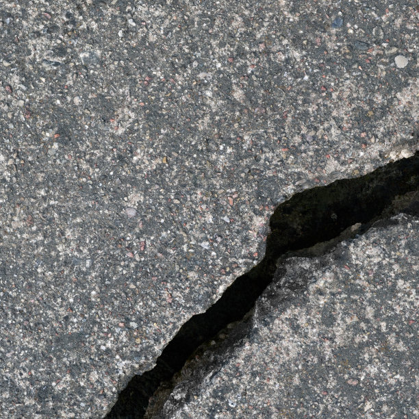 老旧风化裂纹灰色黑色柏油路纹理图案，大细节破坏纹理沥青肮脏的背景平坦铺设，水平粗糙纹理破碎图案宏观特写垃圾复制空间图片下载
