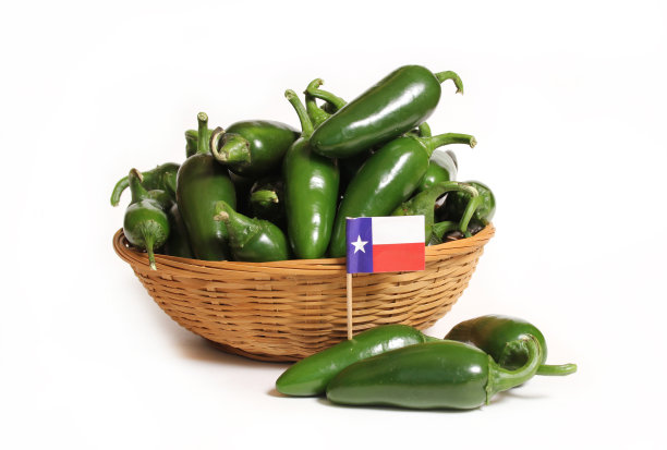 德克萨斯州一篮子新鲜的墨西哥胡椒图片下载