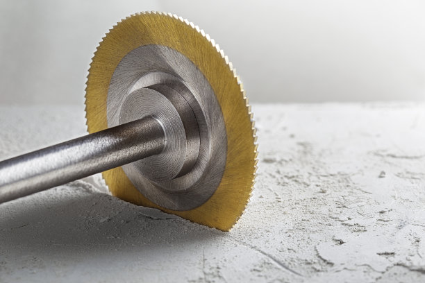 涂有金刚石涂层的金属锯、立铣刀或钻头可在混凝土板上打孔。工业和建筑业。图片下载