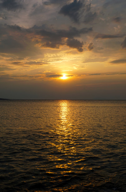 美丽的日落以上金色的海面在温暖的色调图片下载