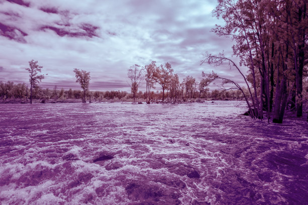 澳大利亚潘瑞斯尼培河洪水的红外照片图片下载