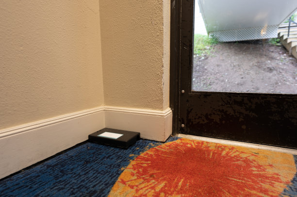 专业的害虫控制陷阱位于酒店的入口处图片下载