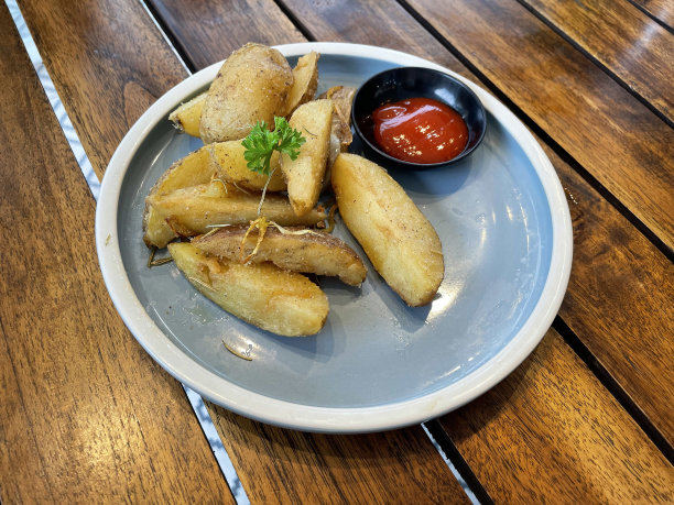 烤土豆片，洋葱丝，香草和番茄酱，自制的有机蔬菜素食素食土豆片快餐餐，拷贝空间图片下载