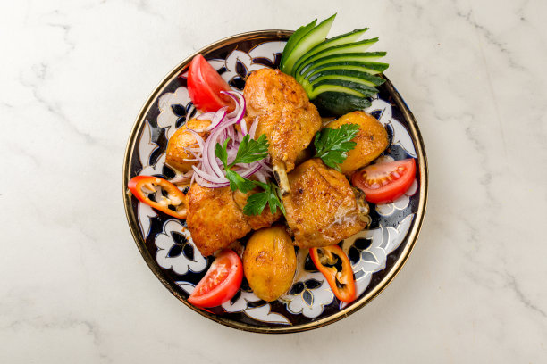 喀山烤肉串与鸡肉盘俯瞰大理石桌子图片下载