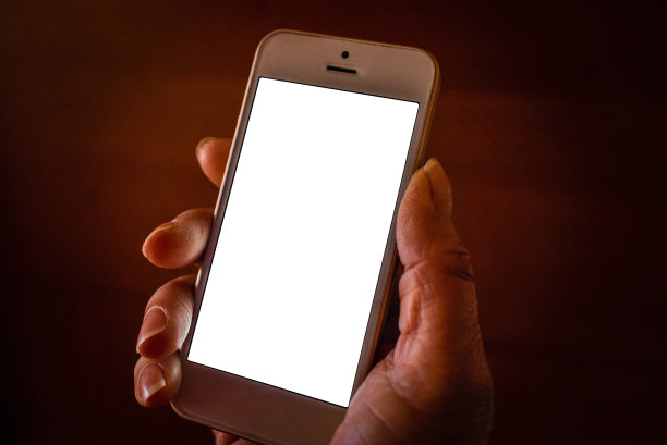 移动视频。网络连接。数字模型。在暗室里拿着黑屏智能手机的陌生女人。图片下载