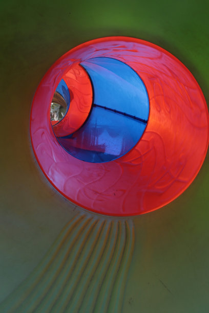 五彩缤纷的操场和滑梯图片下载