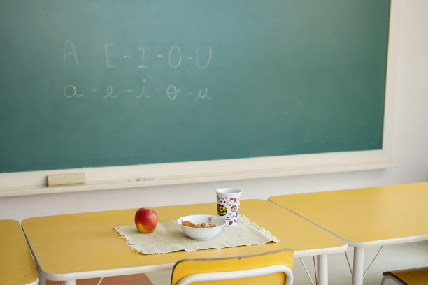 提供健康零食的学前教室图片下载