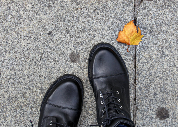 大理石背景的秋季皮鞋图片下载
