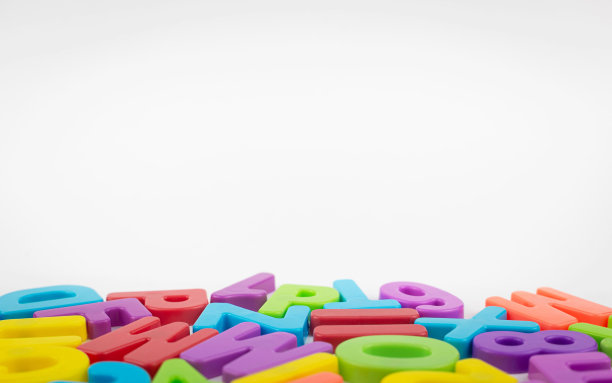 白色背景的彩色字母。游戏。教育。学前教育图片下载