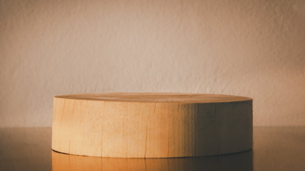 天然产品展示架，实木产品展示架，在模糊的地毯地板上展示产品设计的复制空间，网站广告横幅，自然的外观，图片下载