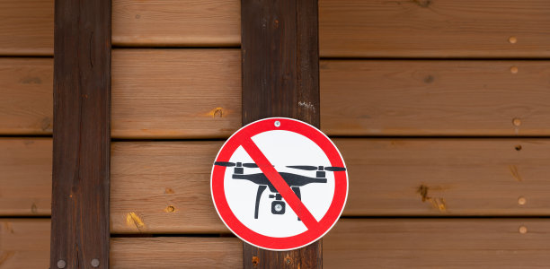 禁止无人机拍摄木墙背景上的标志图片下载