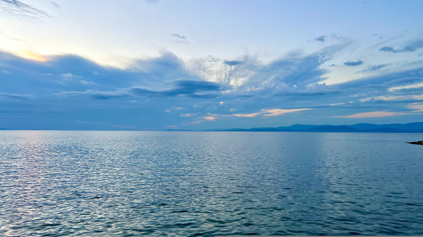 摘要天空和海洋的自然背景与模糊平移运动开始冒险。海洋背景下的励志名言图片下载
