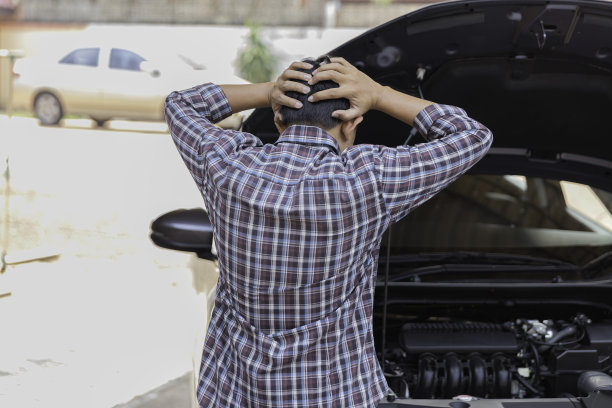 有个人在检查车。汽车出了故障，在旅途中汽车坏了。图片下载