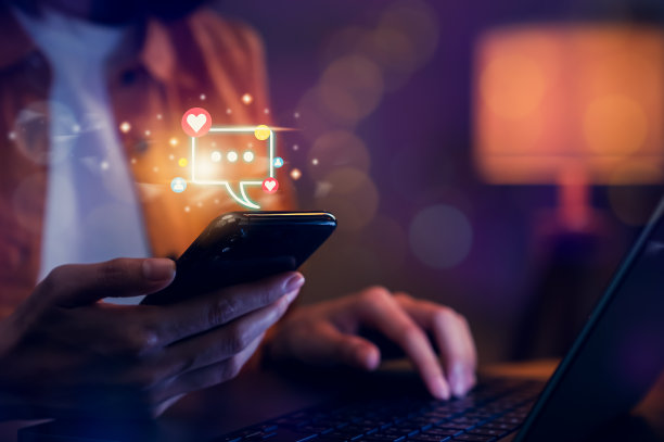 特写的手使用智能手机和打字信息沟通，显示图标的社交媒体。网络技术的概念。图片下载
