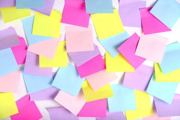 明亮的，多色的抽象背景制作的不干胶纸笔记。图片下载