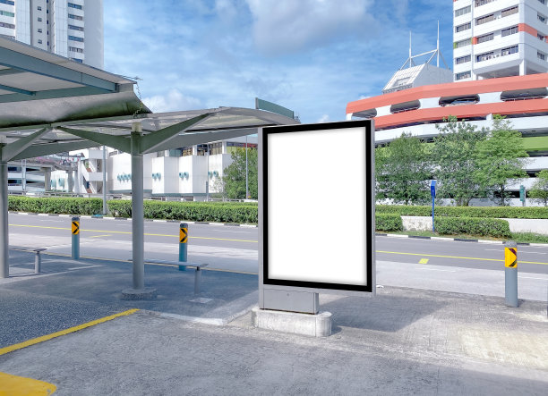 垂直广告海报模型在空的公共汽车站候车亭由主要道路。城市户外OOH 12页广告牌媒体展示空间图片下载
