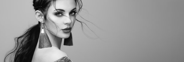 肖像美丽的女人与珠宝图片下载