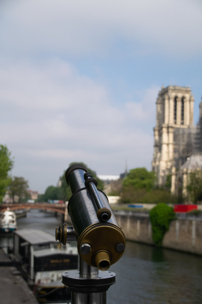 在塞纳河的双筒望远镜图片下载
