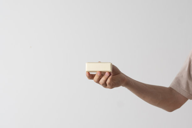 人的手上拿一块肥皂，身体的护理和卫生图片下载