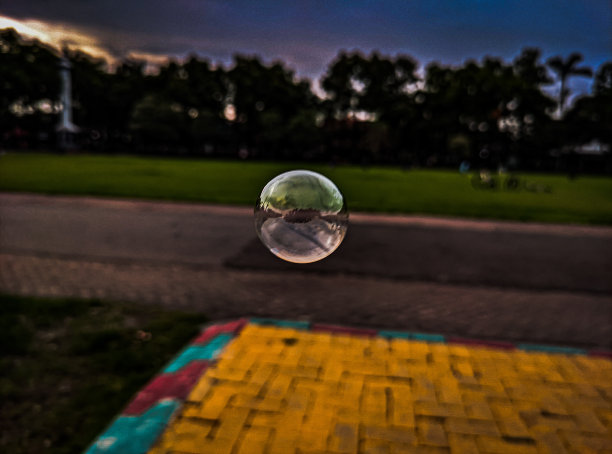 中间的泡泡图片下载