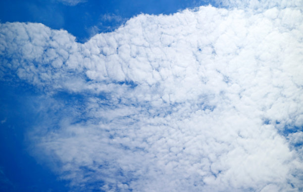 美丽的纯白色高积云在生动的蓝色天空图片下载