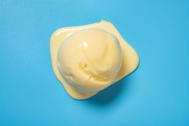 俯视菠萝口味的冰淇淋球在蓝色的背景图片下载
