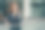 有思想的红发女人戴着眼镜，圆点花纹连衣裙正在打电话图片下载