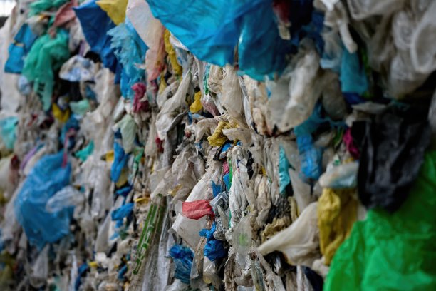 无数五颜六色的塑料袋堆叠在一起图片下载