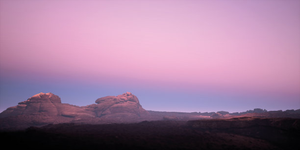 峡谷景观与砂岩土丘在雾蒙蒙的日落。3 d渲染。图片下载